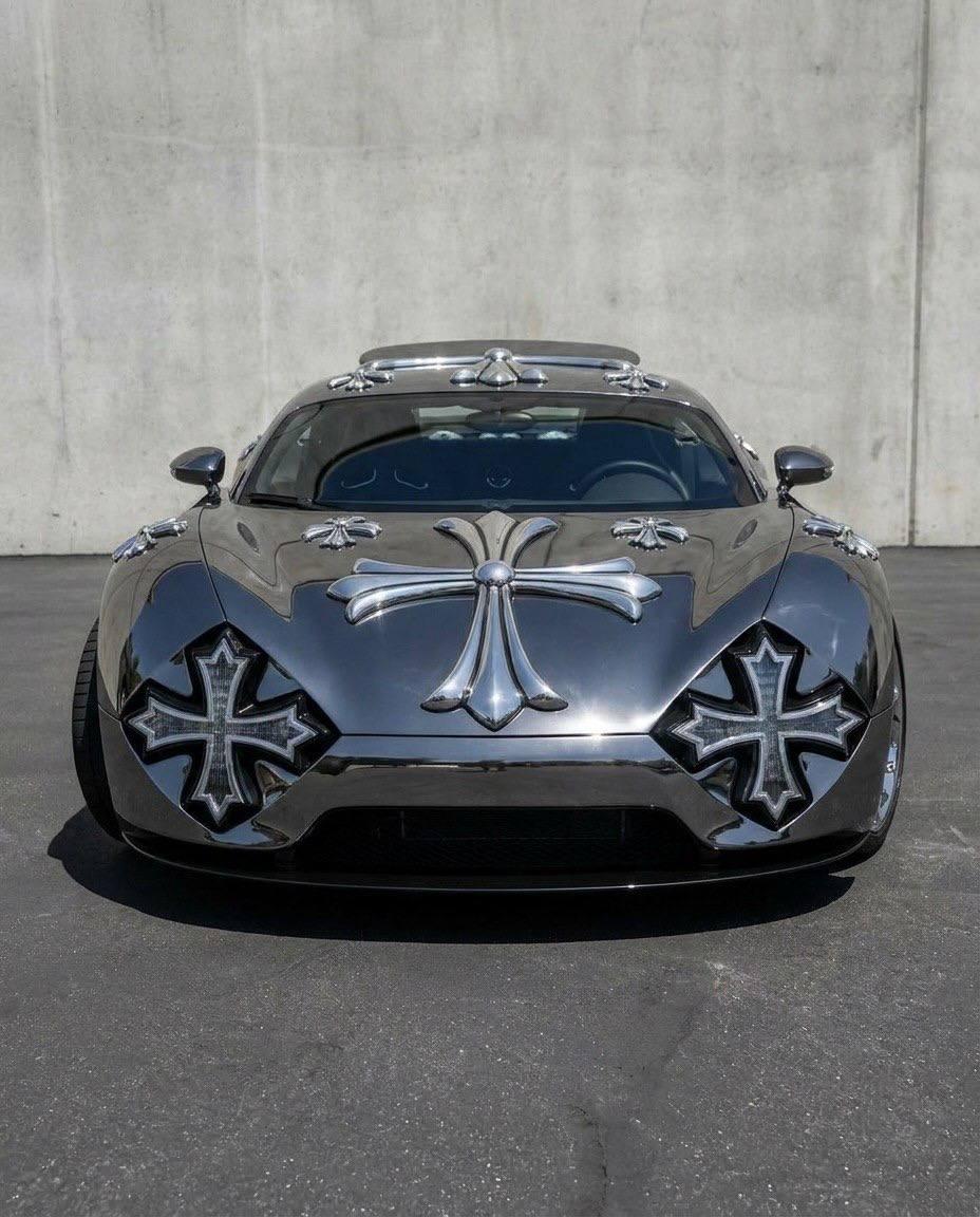 Chrome Hearts скрестили с Bugatti Veyron 16.4 — правда, пока только в виде концепта. Кузов покрыли фирменными крестами бренда, добавили хромированные детали и кастомную оптику.