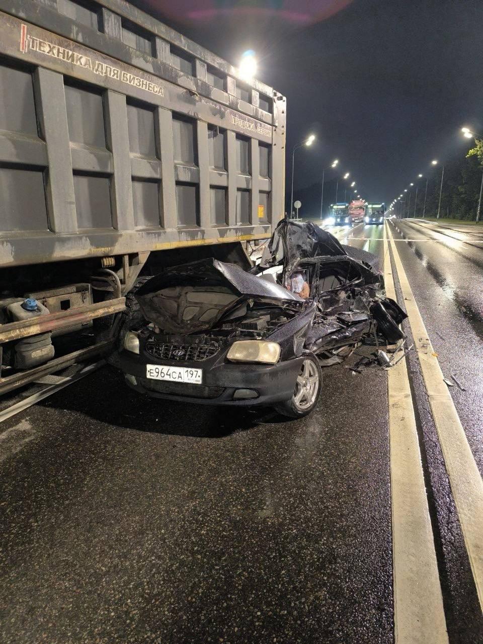 В Москве мужчину раздавило насмерть в аварии с двумя грузовиками.