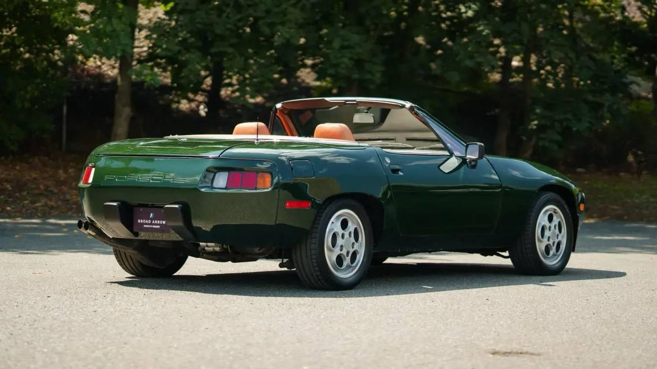Porsche 928 без крыши в единственном экземпляре (!) оценили всего в $80 тысяч (₽6,6 миллиона).