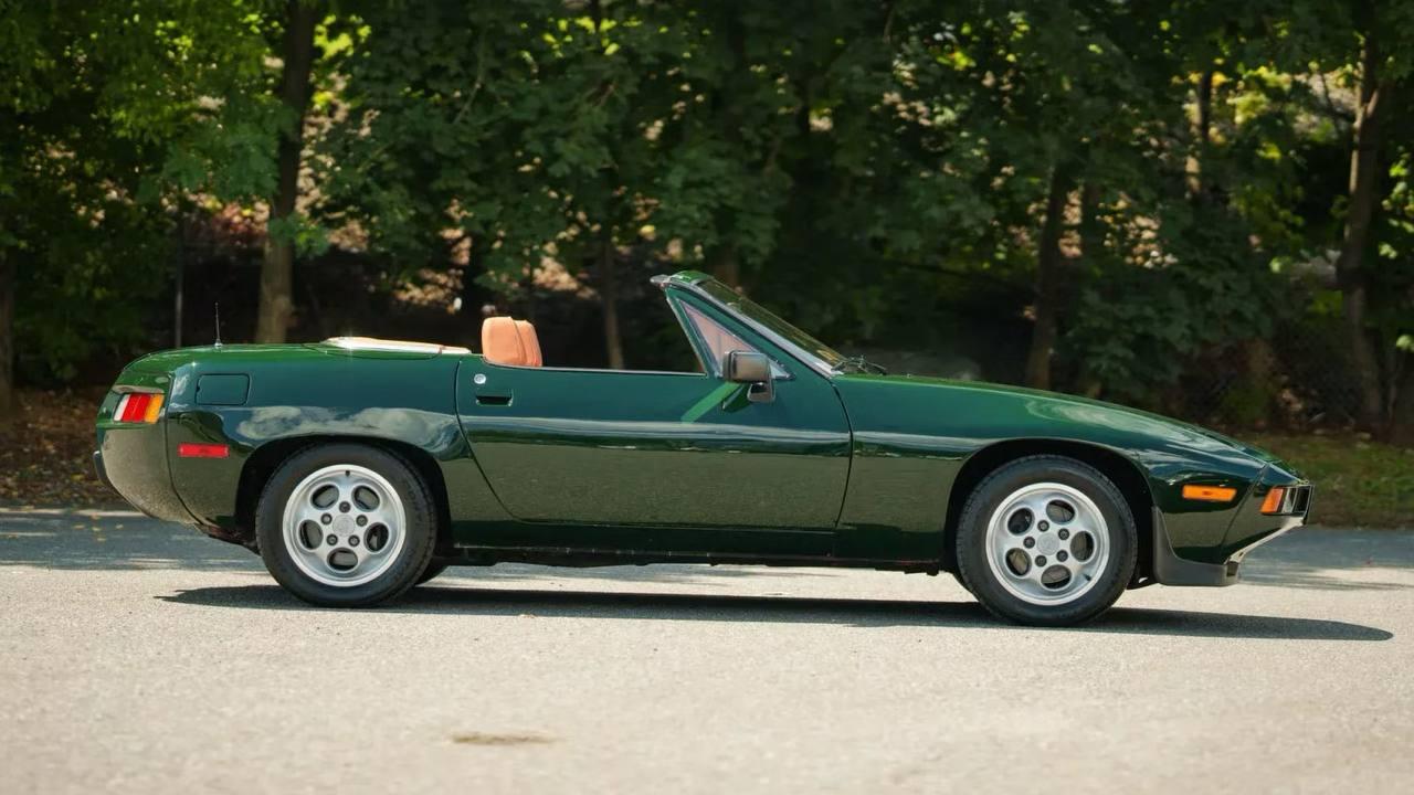Porsche 928 без крыши в единственном экземпляре (!) оценили всего в $80 тысяч (₽6,6 миллиона).