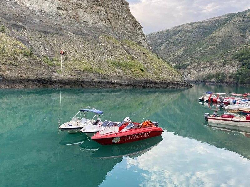 60-летняя женщина погибла после столкновения катера со скалой в Сулакском...