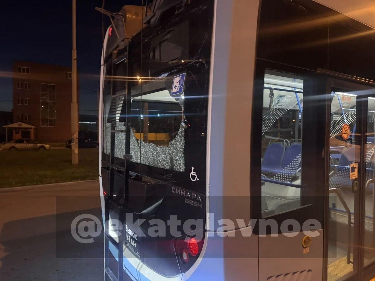 В Екатеринбурге разбили стекла и оторвали лестницу в новом троллейбусе