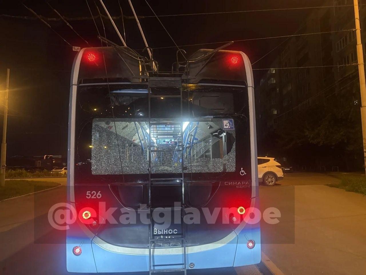 В Екатеринбурге разбили стекла и оторвали лестницу в новом троллейбусе