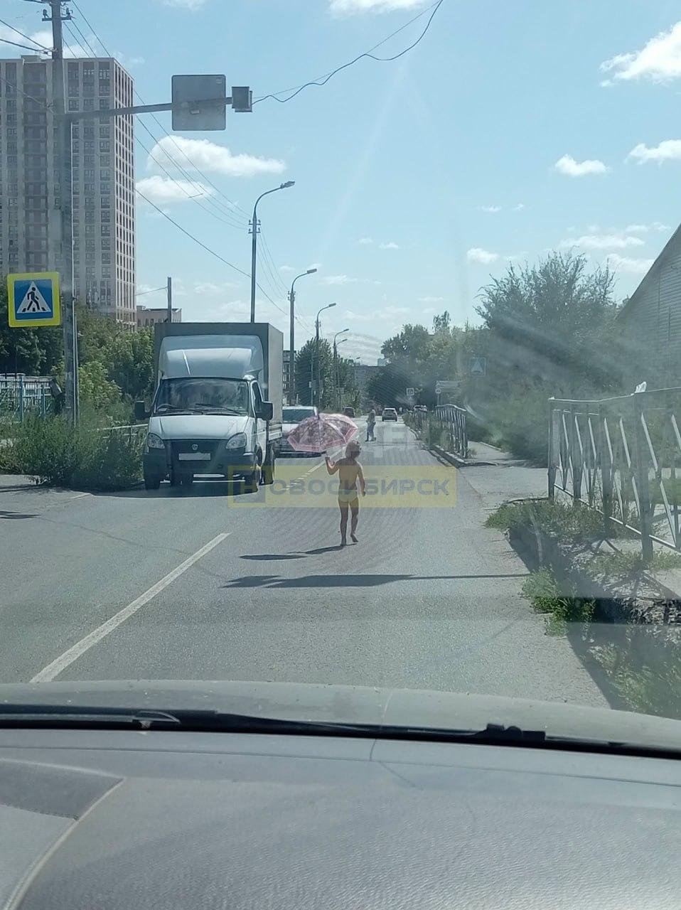 Неодетого ребёнка с зонтиком в руках заметила местная жительница недалеко от...