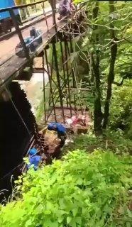 На Кубани 12-летний школьник сорвался в шестиметровое ущелье, его пришлось эвакуировать с помощью альпинистского снаряжения