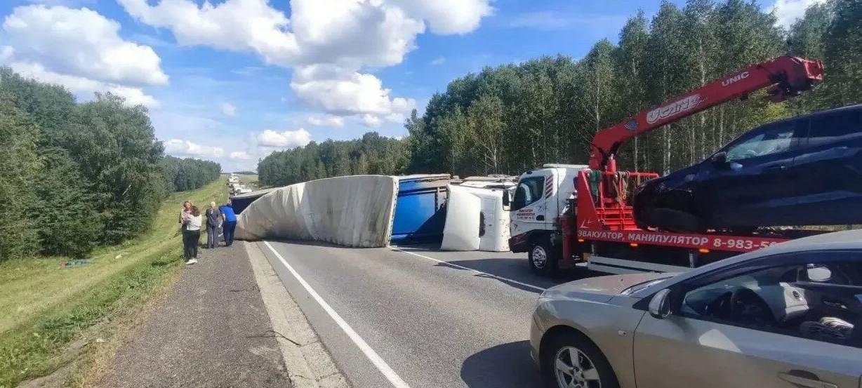 Фура перекрыла часть дороги в Рыбинском округе В районе села Большие Ключи в...