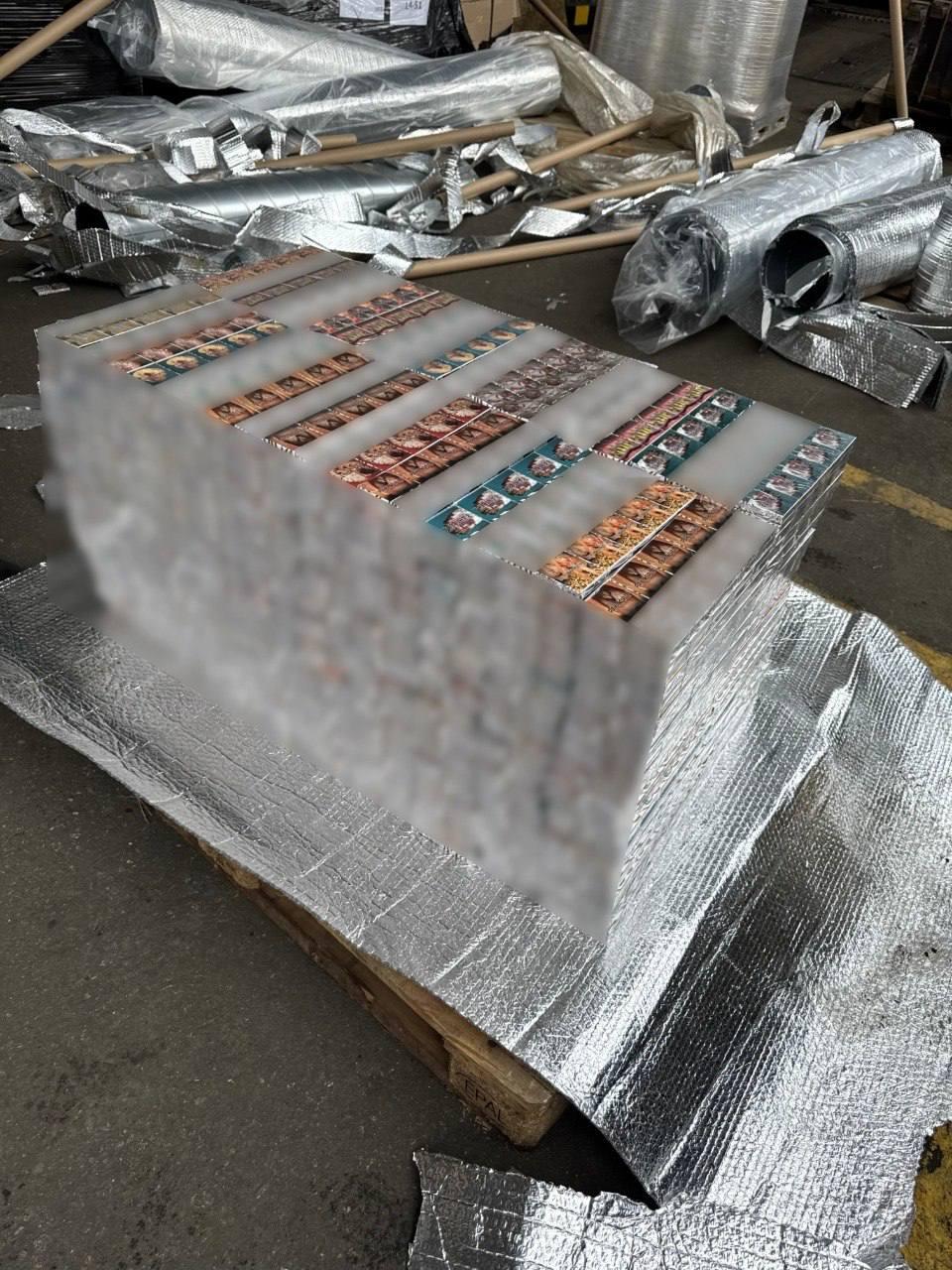 В Петербурге в порту нашли 120 тысяч пачек сигарет без акцизов, спрятанных в...
