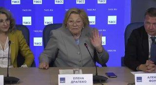 Если мужчина до 35 лет не состоялся, то переучивать его «бессмысленно», а женщина в 45 — «баба-ягодка опять», заявила депутат Госдумы Драпеко.