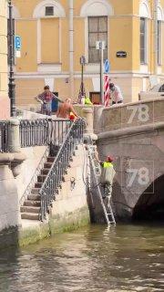На Дворцовой площади цемент слили прямо в ливнёвку Рабочих заметили во время...