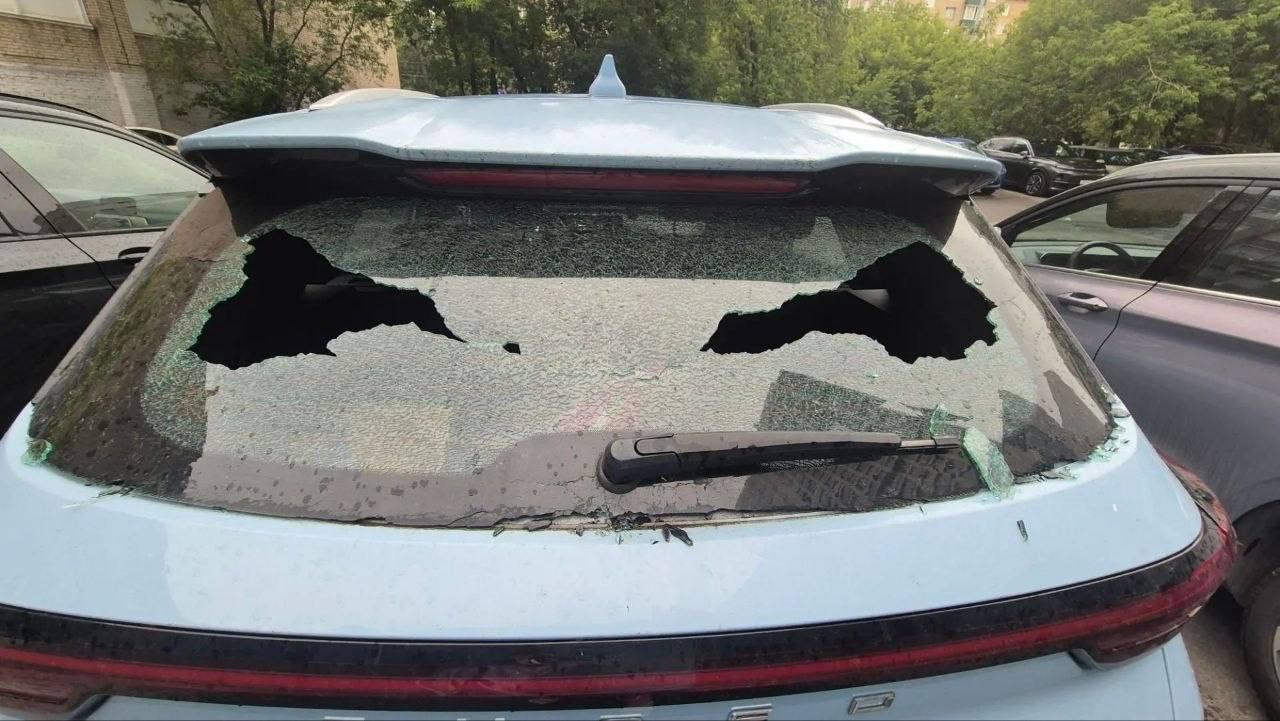 В ЖК «Аэробус» кто-то бросал с высоты шарики с водой, и в итоге повреждено 8...