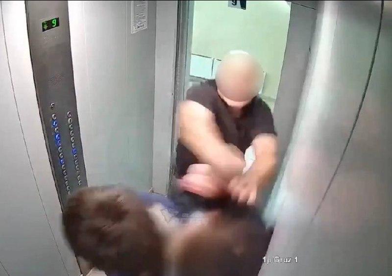В Новосибирске мужчину, который избил подростков в доме на Галущака, 11, будут судить