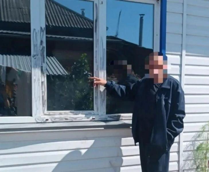Любитель «халявы» вынес из дома золото, почти два десятка бутылок алкоголя и чемодан