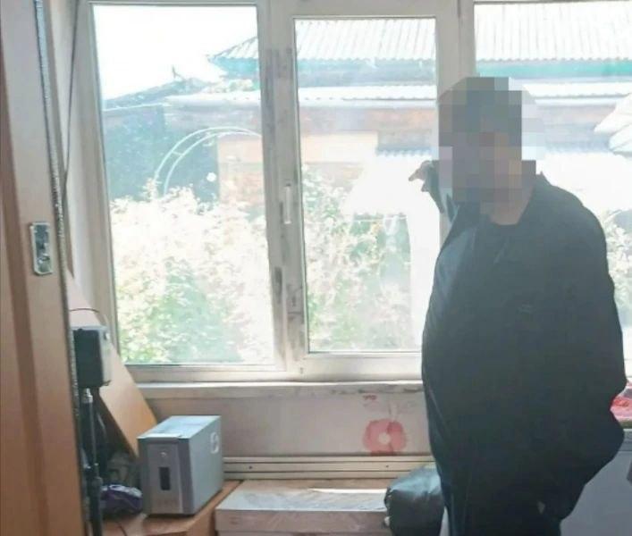 Любитель «халявы» вынес из дома золото, почти два десятка бутылок алкоголя и чемодан