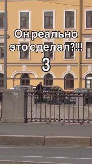 В Петербурге мужчина скинул в реку четыре электросамоката