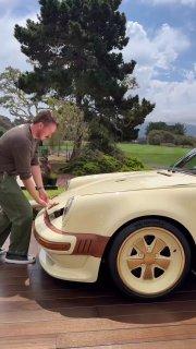 Вау: Louis Vuitton и Porsche собрали два уникальных 911 — к ним выпустили целую коллекцию аксессуаров.