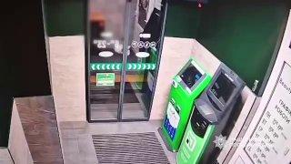 Украинец залез в бочку со смолой, чтобы стать невидимым в темноте и ограбить магазин, но столкнулся со внезапным нюансом, и был позорно пойман