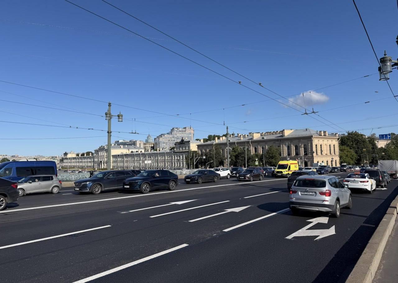Ремонт дороги на Литейном мосту завершили. Обновили больше 11,5 тыс....