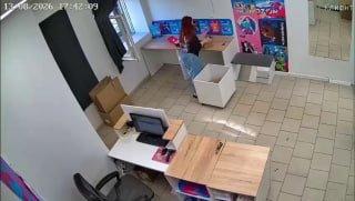 В Новосибирске трое детей атаковали пункт выдачи заказов на улице Широкой и устроили погром