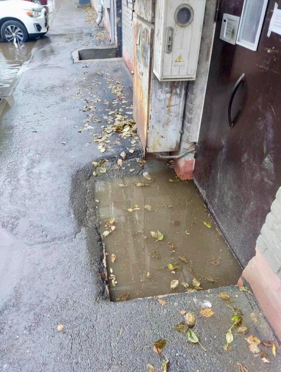 Двор жилого дома. После дождя не возможно выйти из подъезда. Затоплена...