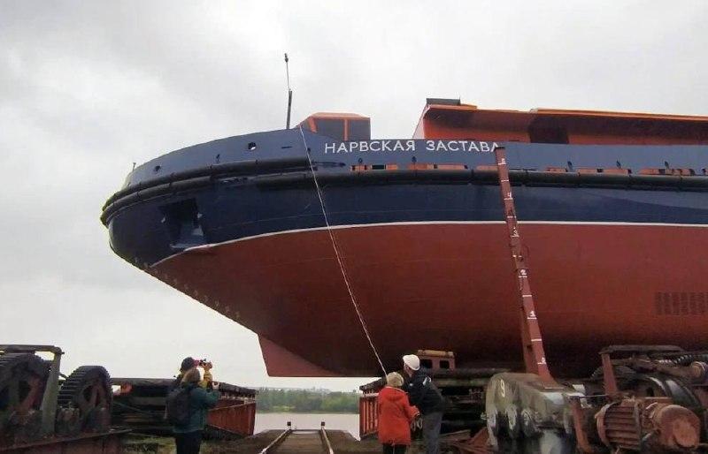 На воду спустили новый петербургский ледокол «Нарвская застава». Он усилит...