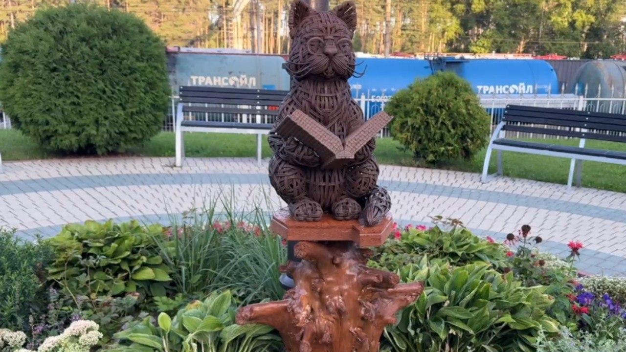 Учёный кот украсил станцию Сеятель в Новосибирске На станции Сеятель в...