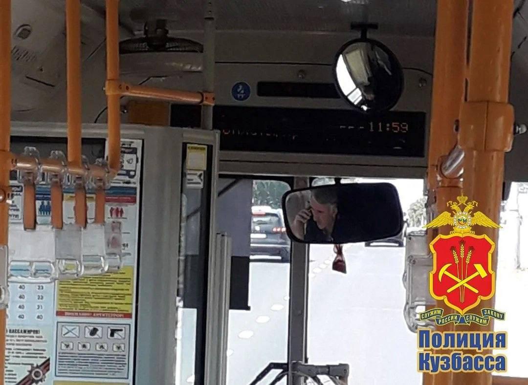 В Кемерове оштрафовали водителя автобуса, который разговаривал по телефону за рулём