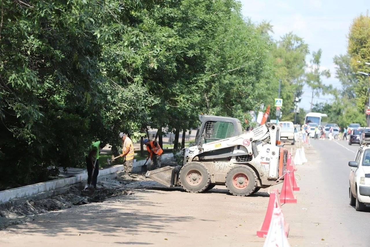 Тротуар ремонтируют на бульваре Гагарина в Иркутске. Работы идут на участке...