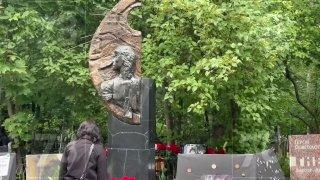 Поклонники Виктора Цоя несут цветы на его могилу в Петербурге