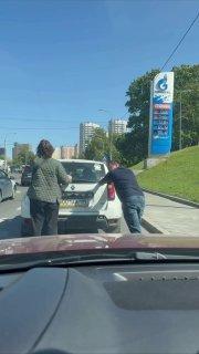 Москвичам пришлось стоять в очереди и толкать машину до заправки, потому что бензин закончился в самый неподходящий момент.