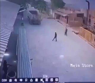 В Нигерии рабочего насмерть раздавило грузовиком на стройке. Мужчина отвлёкся...