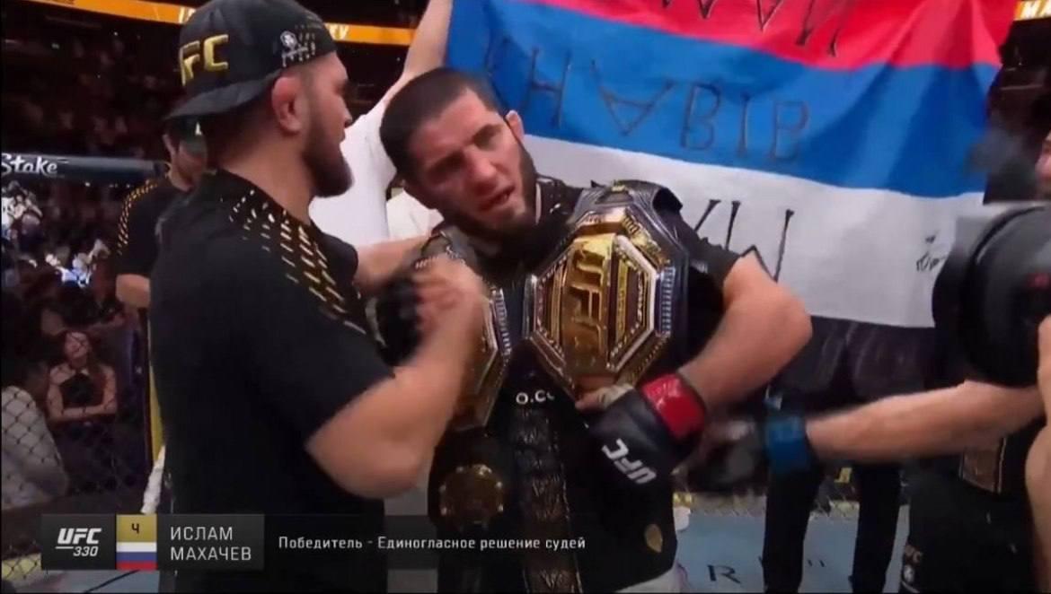 Российский боец Ислам Махачев защитил пояс UFC и поднял флаг России