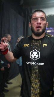 Российский боец Ислам Махачев защитил пояс UFC и поднял флаг России