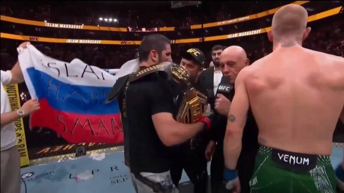 Российский боец Ислам Махачев защитил пояс UFC и поднял флаг России