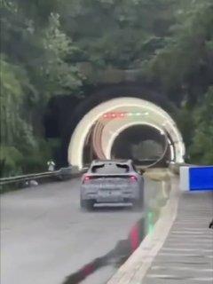 В сети показали кадры первых попыток сделать мёртвую петлю в тоннеле. На подъёме машина потеряла нужную скорость, поэтому водитель ударил по тормозам и сорвался с потолка.