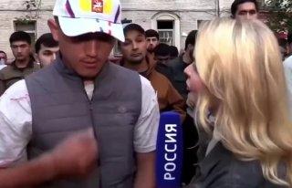 — Что на кепке написано? А на микрофоне? Москва. Во время рейда в хостеле для...