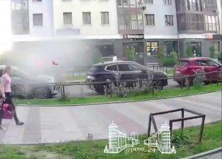 В Красноярске мать ударила маленькую дочь по голове во дворе дома. Жители...