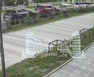 В Красноярске мать ударила маленькую дочь по голове во дворе дома. Жители...