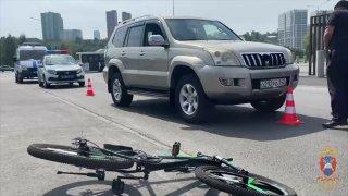 В Кемерове сбили школьницу на велосипеде, которая переезжала дорогу вне перехода