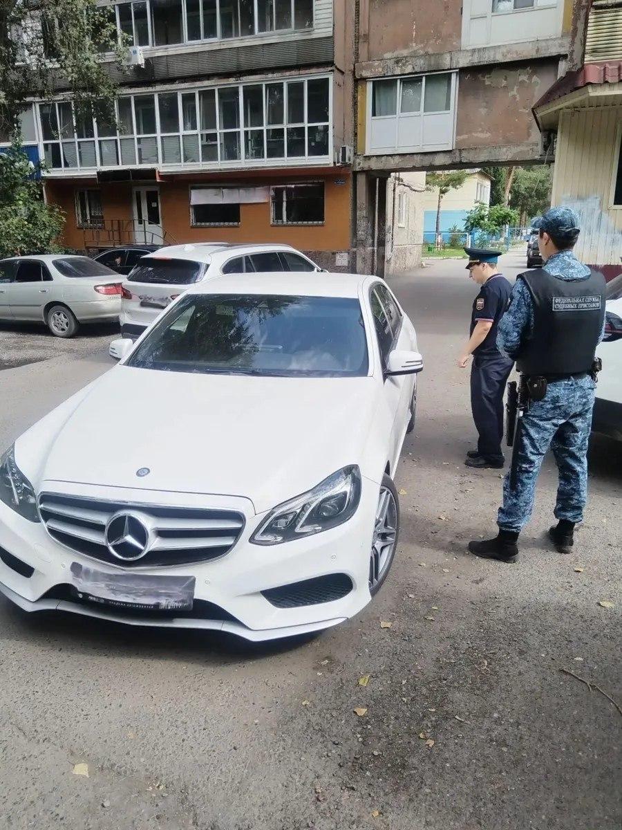 Mercedes-Benz и Lexus RX350 арестовали за долги во время дорожного рейда в...