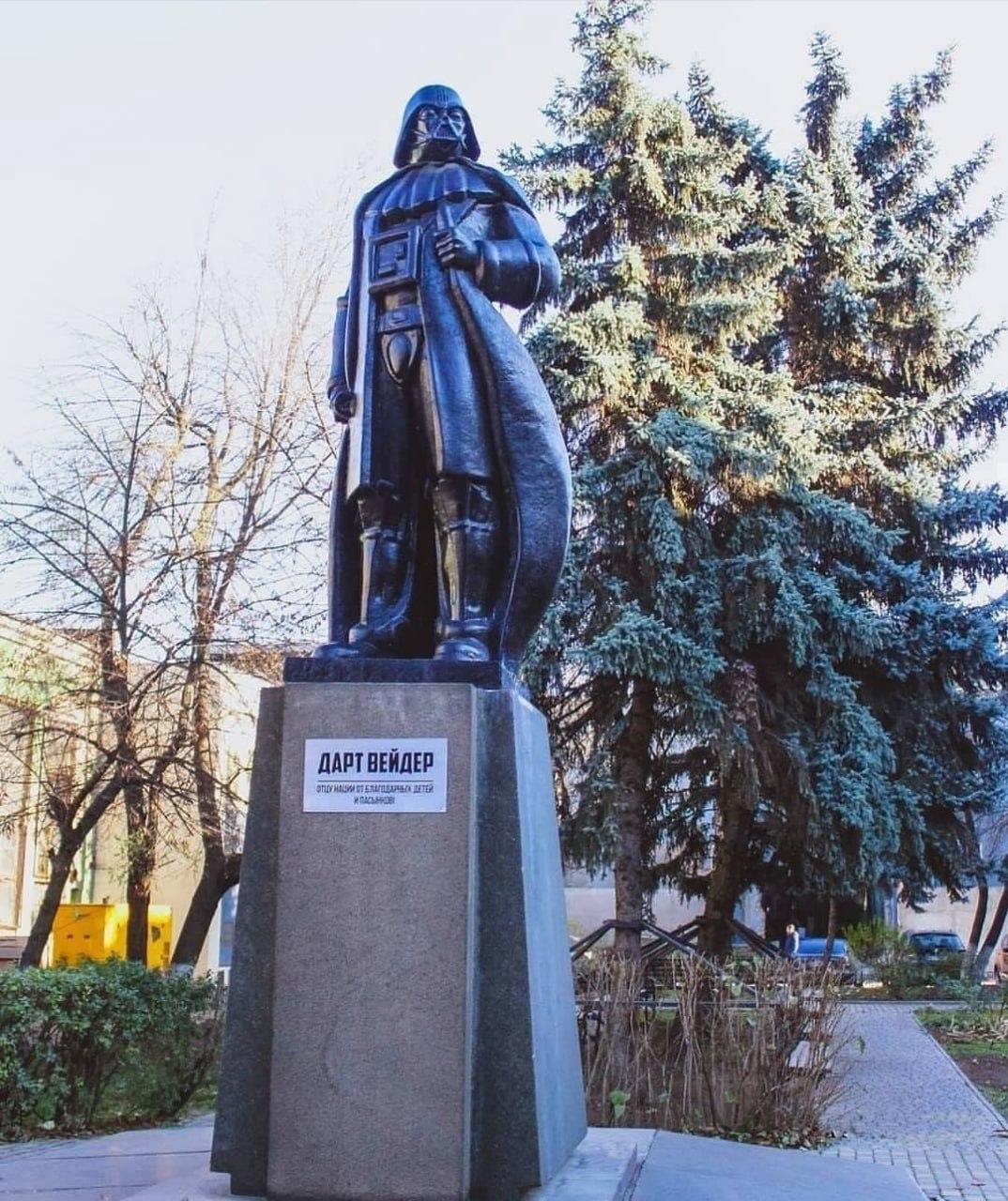 Украина, обстановка: в Одессе с памятника Дарту Вейдеру сняли табличку на русском языке