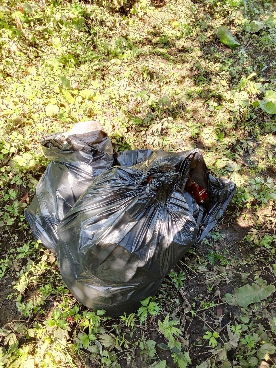 В селе Бережки привели в порядок территорию возле остановок Бойцы ТОС отряда...