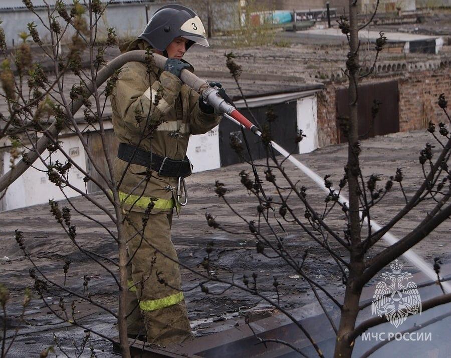 В Абакане тушили гараж