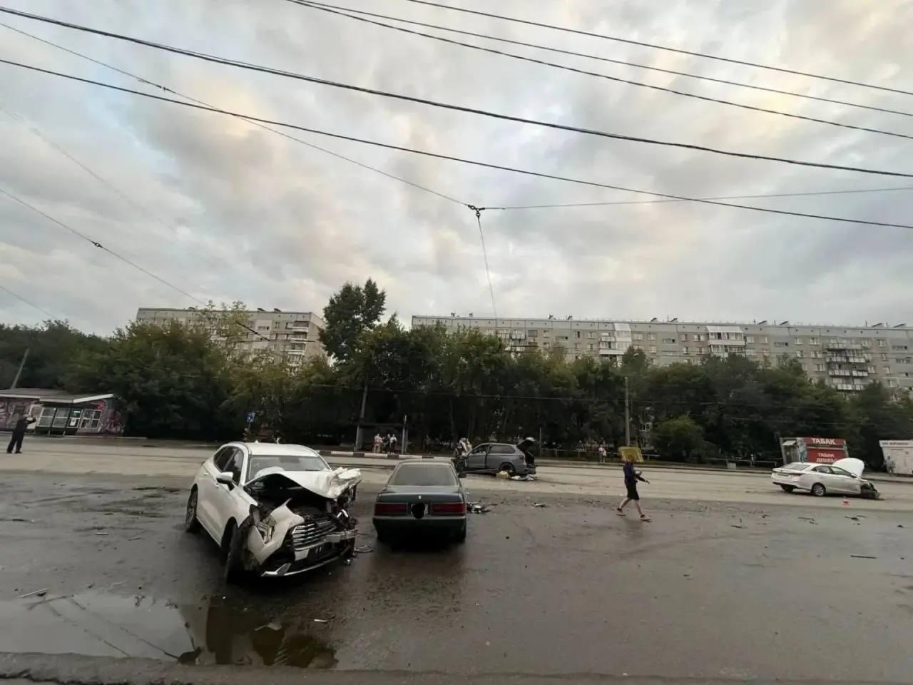 В Новосибирске водитель BMW потерял сознание и влетел в стоящие машины