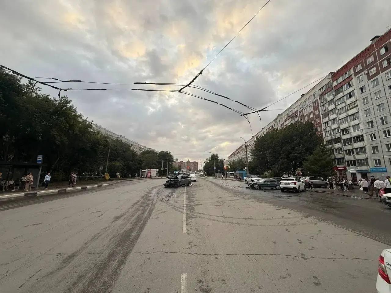 В Новосибирске водитель BMW потерял сознание и влетел в стоящие машины