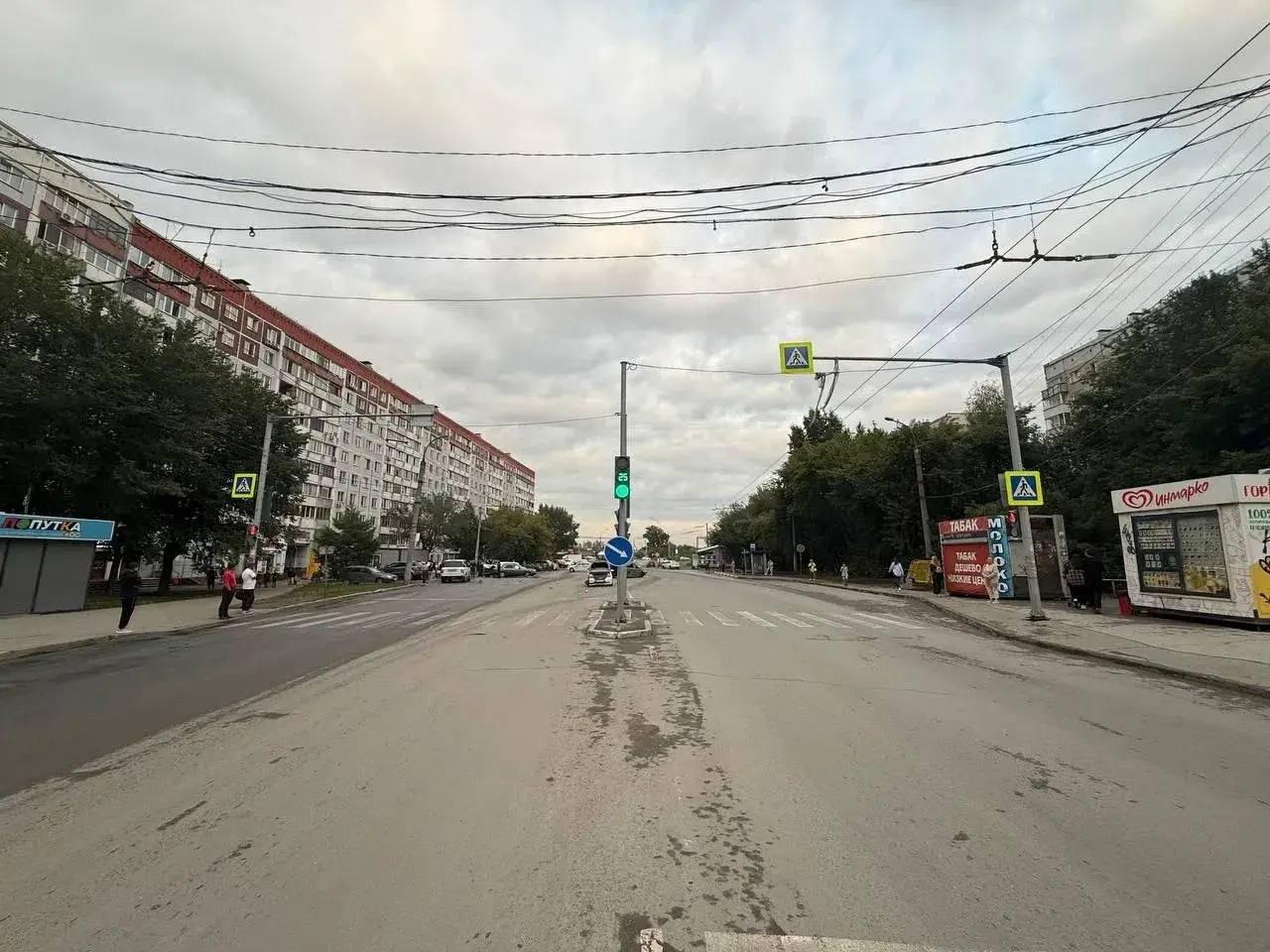 В Новосибирске водитель BMW потерял сознание и влетел в стоящие машины