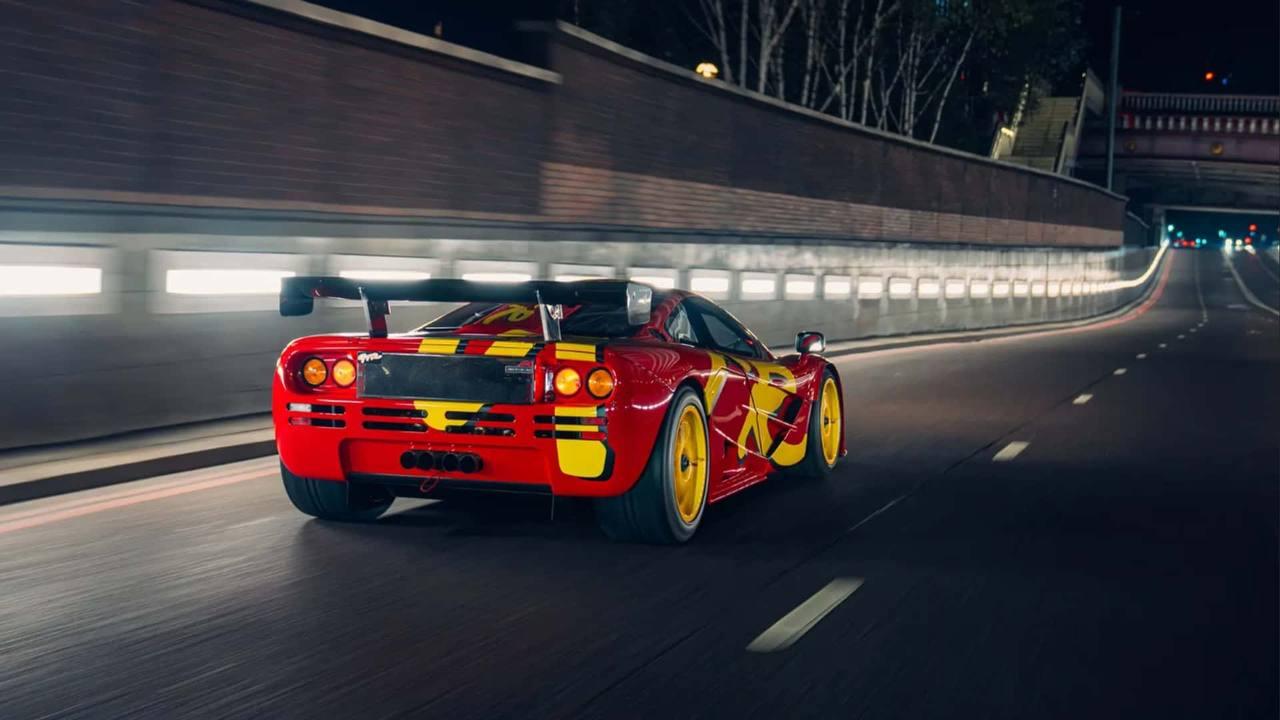 McLaren F1 GTR в поп-арт расцветке продали за рекордные $34,65 миллиона (₽2,95 миллиарда) — это самый дорогой McLaren в истории аукционов.