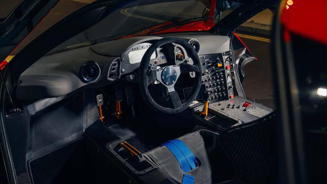 McLaren F1 GTR в поп-арт расцветке продали за рекордные $34,65 миллиона (₽2,95 миллиарда) — это самый дорогой McLaren в истории аукционов.