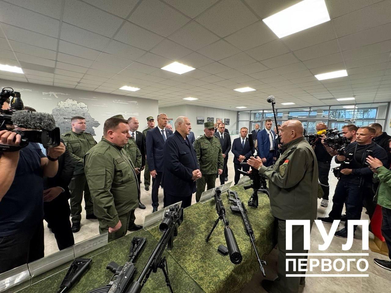 Лукашенко подарили первый белорусский автомат