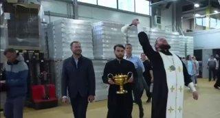 Митрополит Владимирский и Суздальский освятил пивзавод и окропил святой водой бутылки с пивом