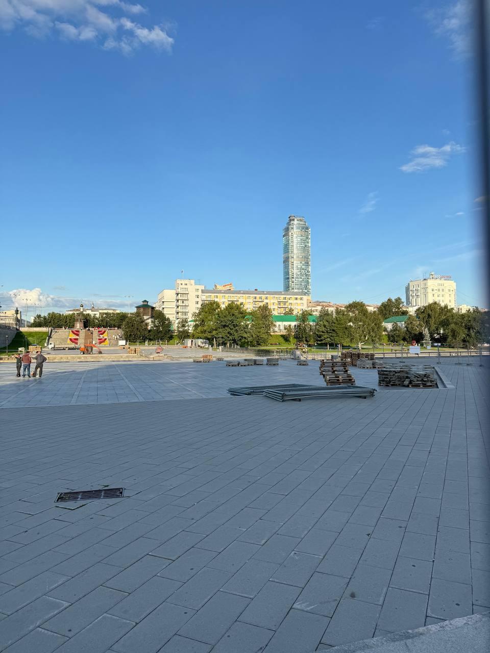 В Екатеринбурге начали менять плитку на Плотинке